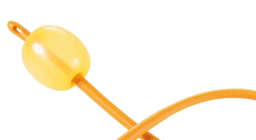 Wanneer controleer je de balloninhoud van een verblijfskatheter?